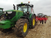 La Demoshow-ul IPSO din Săbăoani, „atletul” John Deere 6215R a jucat rolul antemergătorului noului tractor 8400R