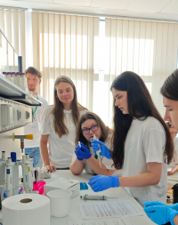 Premiere naționale și mondiale în domeniul biotehnologiilor, la USAMV Cluj-Napoca. Secvențierea integrală a genomului unei populații românești de dăunător - Drosophila suzukii