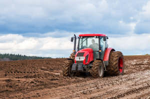 Suprafețe și terenuri agricole noroioase? BKT are anvelopele care „mușcă” din noroi