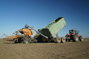 AFIR: 14 tineri vor primi 4,15 milioane euro pentru cumpărarea de utilaje agricole