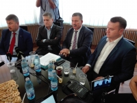 Din acest an, 10 la sută din producția de miere românească, în valoare de circa 17 milioane de lei, va fi direcționată către școli. Lunar, elevii vor primi un borcan de 350 de grame cu miere