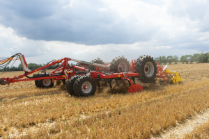 Terria, noul cultivator de la Poettinger, oferă o gamă largă de aplicații, de la prelucrarea superficială până la prelucrarea terenului în adâncime