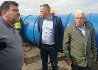 Inițial neîncrezător în programul de aducere gratuită a apei pentru irigații la stațiile de pompare, fermierul Adrian Țone vede acum cu alți ochi viitorul agriculturii