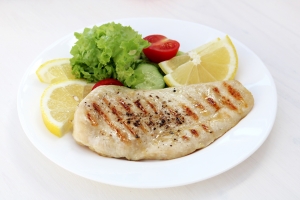 7 din 10 români utilizează carnea de pui pentru pregătirea meselor de mai multe ori pe săptămână. 93% dintre cei chestionați au ales pieptul de pui la grătar ca fiind cel mai des gătită rețetă