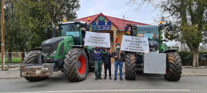 Fermierii dobrogeni au scos tractoarele în stradă, alăturându-se protestului colegilor din Moldova