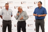 Un vestit crescător de vaci și familia sa se gândesc să intre în Programul pentru școli al României