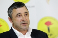 Fermieri legați! 1,5 kilometri de lanț și „multe lacăte” sunt pregătite pentru a-i țintui pe producătorii agricoli de gardul Ministerului Agriculturii. „Rămânem acolo până plesnim”, Costel Caraș
