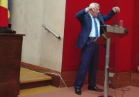 Afirmații contradictorii ale lui Petre Daea în plină campanie. Ardem sau nu porumbul din loturile aflate în focarele declarate de pestă porcină africană, „punctual”, domnule ministru?