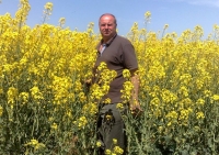 Fermierul care irigă cu apă direct din Canalul Dunăre-Marea Neagră, a scos peste șapte tone de grâu la hectar dintr-un soi franțuzesc. L-a vândut apoi cu 139 EUR/TM celor de la Ameropa, însă abia își recuperează investiția