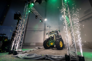 Tractorul John Deere cu numărul 2.000.000, 6R 250, a ieșit de pe linia de producție