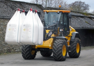 JCB 411, 413S Agri și JCB 417 - confort și control îmbunătățite pentru gama medie de încărcătoare frontale destinate agriculturii