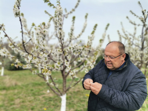 Livadă completată de distilerie și, în viitor, de gemuri. Afacere clădită pom cu pom de Sorin Rotariu