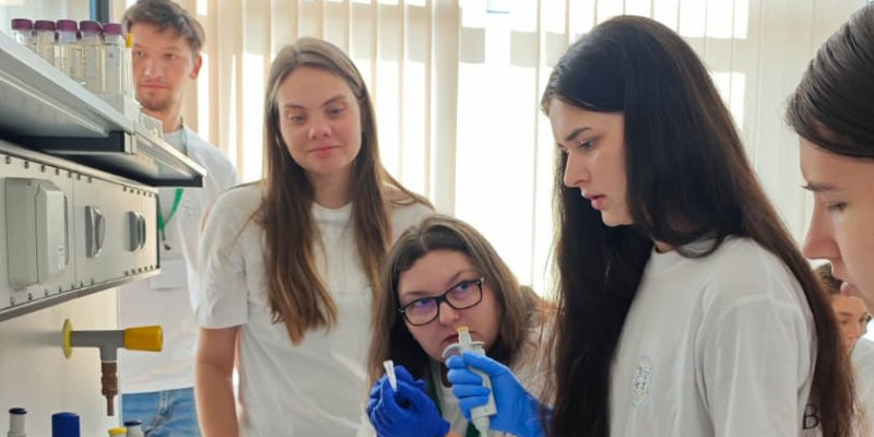 Premiere naționale și mondiale în domeniul biotehnologiilor, la USAMV Cluj-Napoca. Secvențierea integrală a genomului unei populații românești de dăunător - Drosophila suzukii